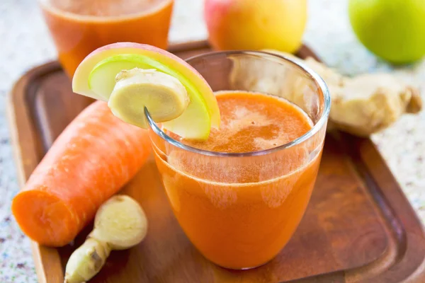 Cenoura com suco de maçã e gengibre — Fotografia de Stock