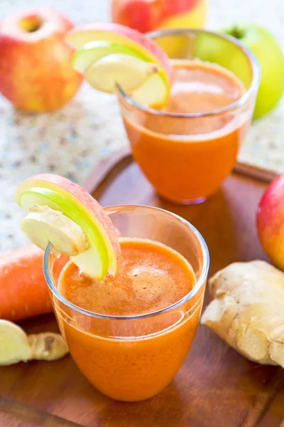 Zanahoria con jugo de manzana y jengibre —  Fotos de Stock