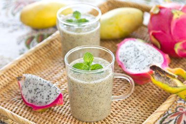 Dragon meyve ve mango smoothie