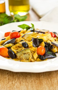 havuç fettuccine patlıcan ve zeytin ile