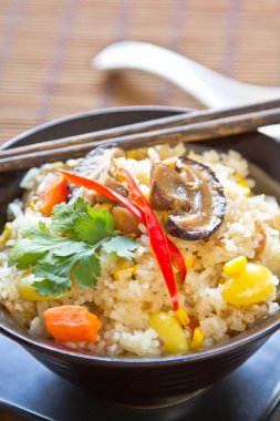 ginkgo, Mısır, mantar ve havuç ile kızarmış pilav