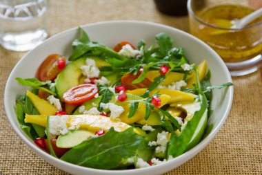 Mango, avokado ve nar salatası