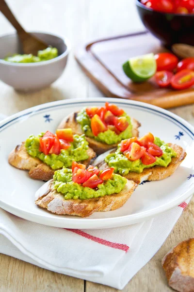 crostini avokado ve domates