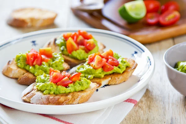 crostini avokado ve domates