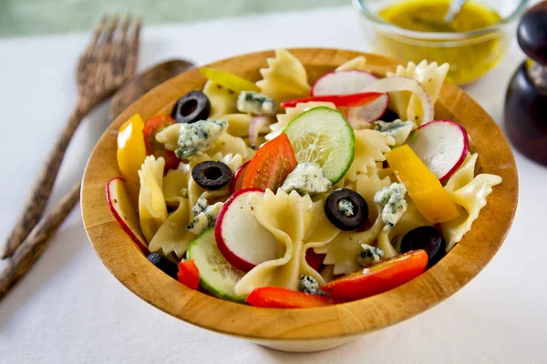 Farfalle con ensalada de queso azul —  Fotos de Stock