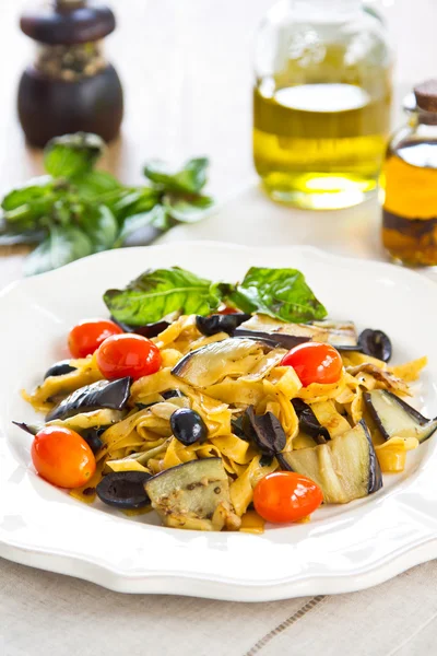 Fettuccine aux carottes avec aubergine et olive — Photo