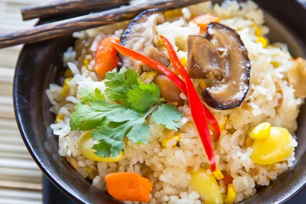 Жареный рис с гинкго, сладкая кукуруза, гриб и морковь — стоковое фото