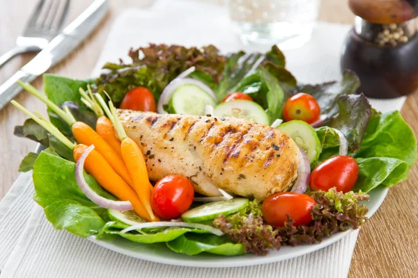 Gegrilltes Huhn und Salat — Stockfoto