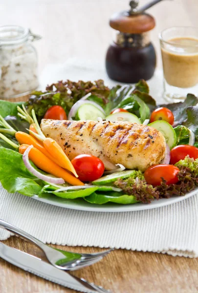 Frango grelhado e salada — Fotografia de Stock