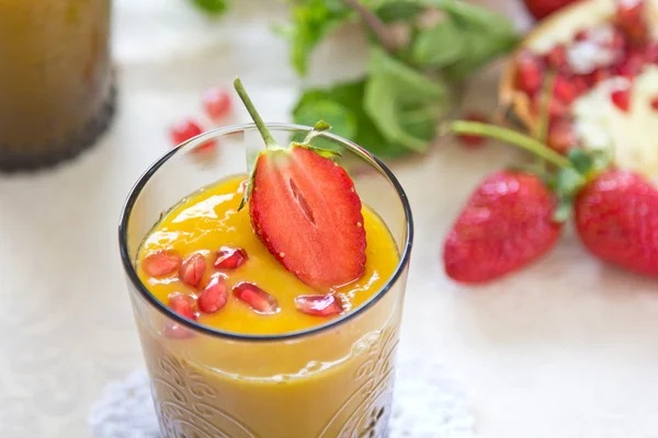 Mango, ananas och päron smoothie — Stockfoto