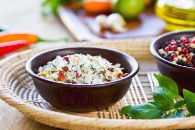 Kil kase içinde baharatlar