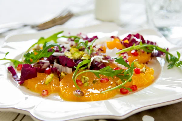 Orange radicchio ve nar salatası ile — Stok fotoğraf