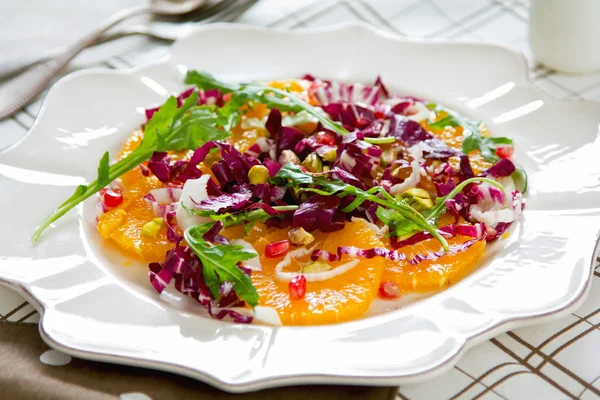 Laranja com Radicchio e salada de romã — Fotografia de Stock