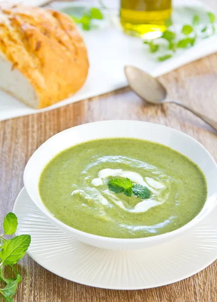 Grüne Erbsen- und Selleriesuppe — Stockfoto