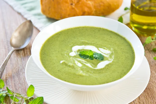 Зелений гороховий і селеристий суп — стокове фото