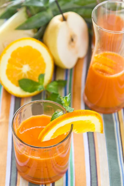 Batido de abacaxi e goiaba — Fotografia de Stock