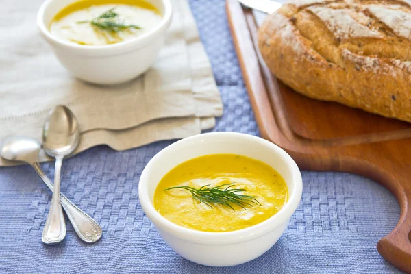 Гарбузовий суп у мисці — стокове фото