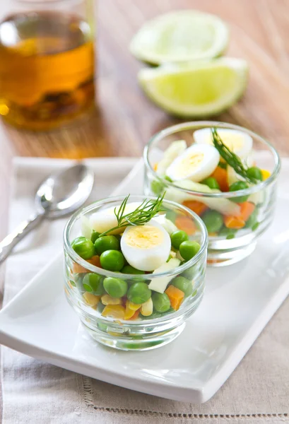 Vaktelägg med ärtor sallad — Stockfoto