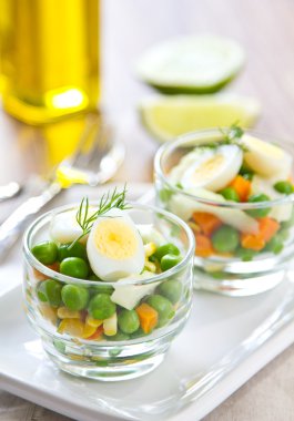 bıldırcın yumurtası ile bezelye salatası