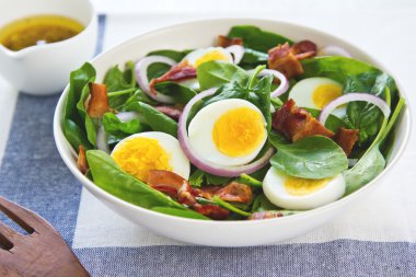 Pastırmalı yumurta, ıspanak salatası ile