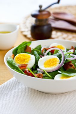 Pastırmalı yumurta, ıspanak salatası ile