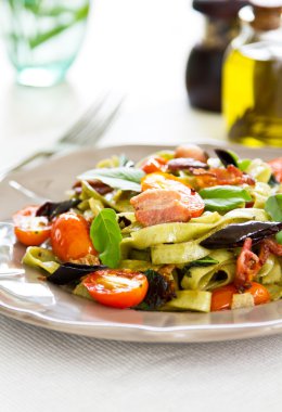 ıspanak fettuccine pastırma ve kurutulmuş kırmızı biber ile