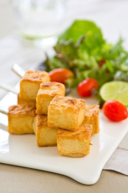 Barbekü tofu salatası ile