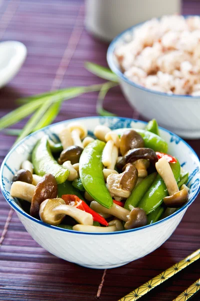 Pisello fritto mescolato con fungo — Foto Stock