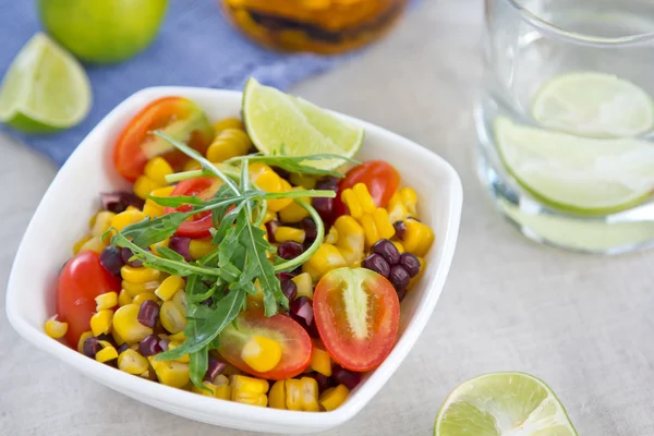 Ensalada de maíz dulce y rúcula —  Fotos de Stock