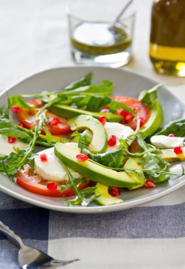 avokado, mozzarella ve nar salatası