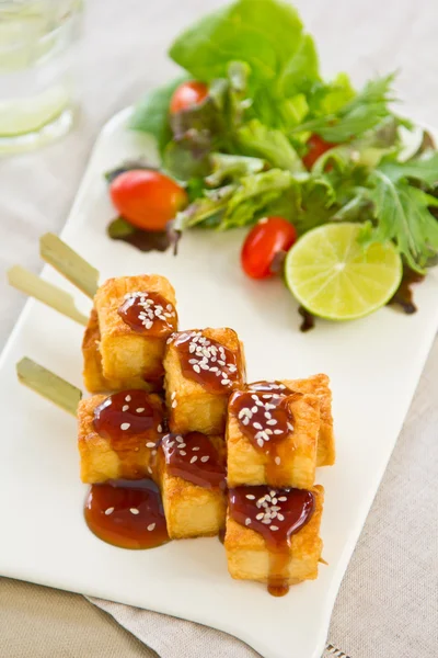 Barbacoa Tofu con ensalada —  Fotos de Stock