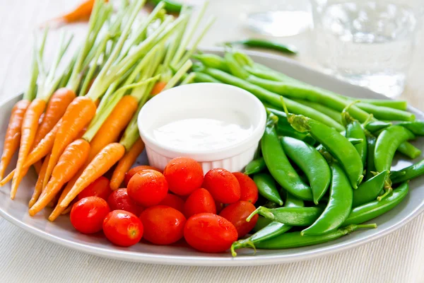 Frisches Gemüse mit Dip-Sauce — Stockfoto
