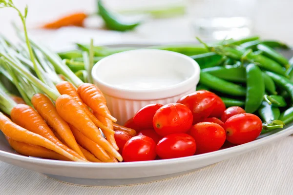 Frisches Gemüse mit Dip-Sauce — Stockfoto