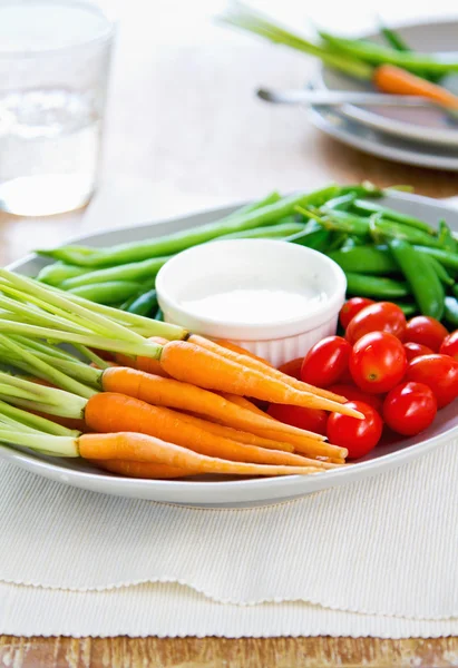 Frisches Gemüse mit Dip-Sauce — Stockfoto