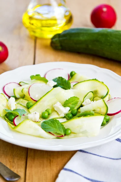 Cuketa, hrášek a feta salát — Stock fotografie