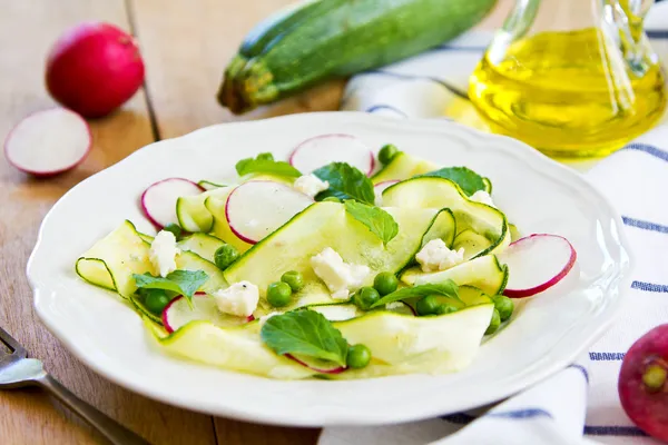 Zucchini mit Erbsen-Feta-Salat — Stockfoto