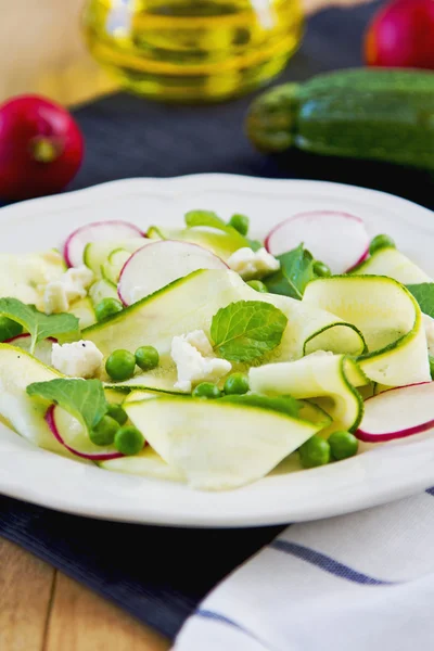 Courgette met erwt en feta salade — Stockfoto