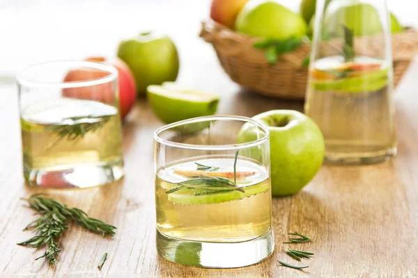 Succo di mela con rosmarino — Foto Stock