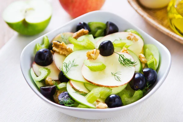 Apple met selderij, druivenmost en walnoten Salade — Stockfoto