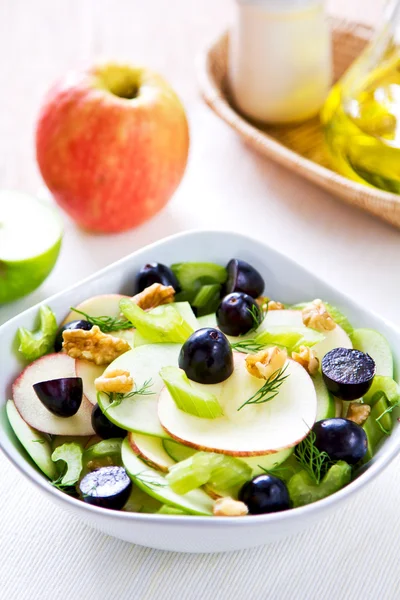 Pomme avec salade de céleri, raisin et noix — Photo
