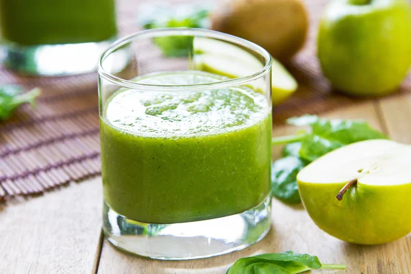 Épinards au smoothie aux pommes et kiwis — Photo