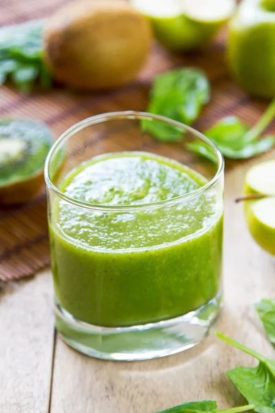 Espinafre com smoothie Apple e Kiwi — Fotografia de Stock