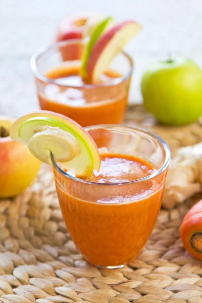 Morot med äpple och ingefära juice — Stockfoto