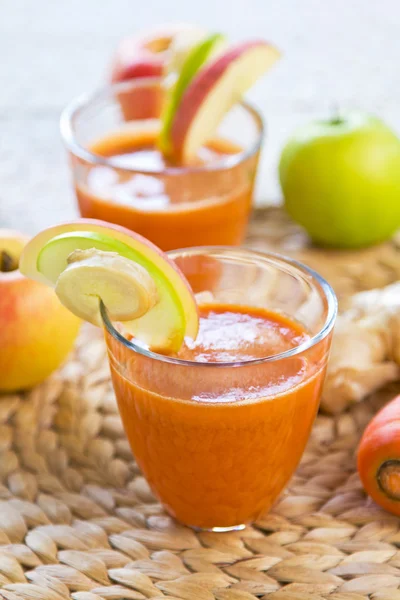 Cenoura com suco de maçã e gengibre — Fotografia de Stock