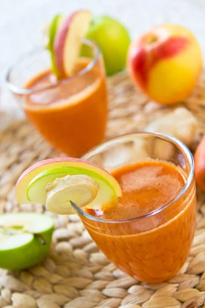 Cenoura com suco de maçã e gengibre — Fotografia de Stock