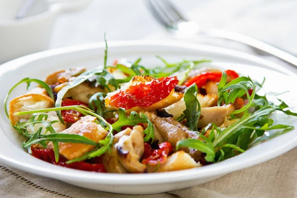 Pollo con tomate sundried y ensalada de rúcula — Foto de Stock