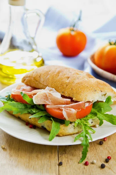 Prosciutto op olijf ciabatta boterham — Stockfoto