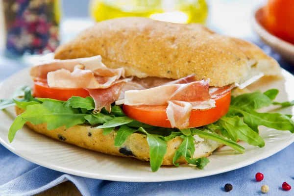 Prosciutto op olijf ciabatta boterham — Stockfoto