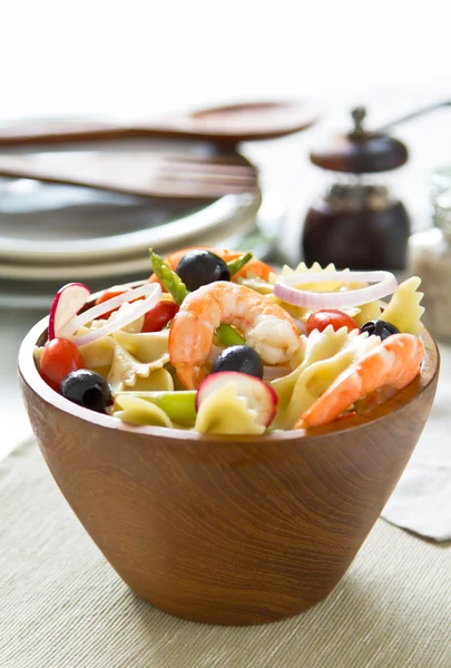 Farfalle con insalata di gamberi — Foto Stock