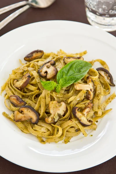 Fettuccine en paddenstoelen met pesto — Stockfoto